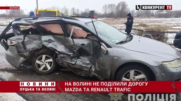 На Волині бус протаранив легковик – є постраждалі (фото, відео)