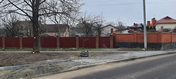 Біля Луцької міськради «закатують гроші» у бруківку. Військові обурені (відео)