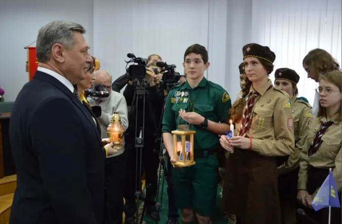 Романюку та луцьким депутатам передали Вифлеємський Вогонь