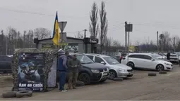 На луцькому авторинку військові розмістили намет (фото)