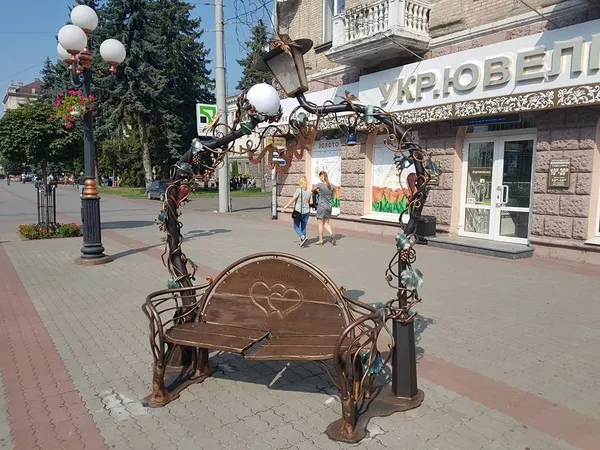 У Луцьку лавку «закоханих ліхтарів» повернули на місце (фото)