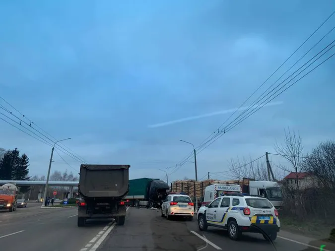 У Струмівці зіткнулися дві фури (ОНОВЛЕНО фото, відео)