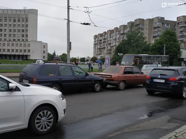 Не зреагував на «червоне»: у Луцьку таксі протаранило легковик (фото)