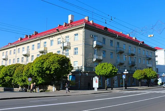 У Луцьку на проспекті Волі оброблятимуть дерева та кущі від шкідників