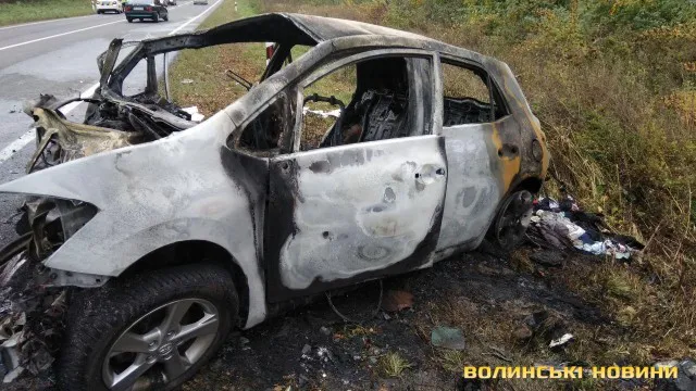 На Волині через удар вщент згоріло авто: чотири людини – в лікарні (фото)