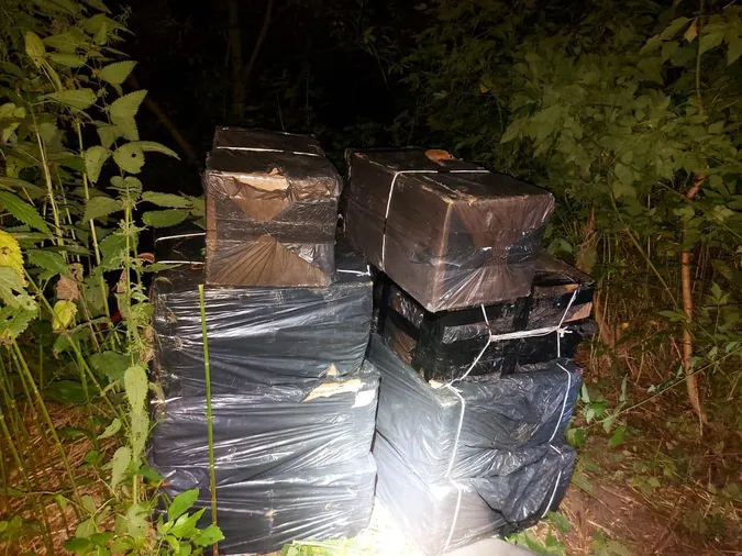 На Любомльщині «на гарячому» затримали двох контрабандистів з човном (фото)