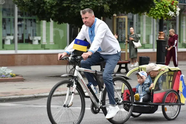 У вишиванках і з прапорами: у Луцьку відбувся традиційний велопробіг до Дня міста (фото)