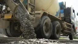 У Луцьку вантажівка посеред дороги розлила бетон (відео)