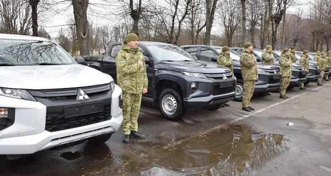 Волинські прикордонники отримали від США нові позашляховики (фото, відео)