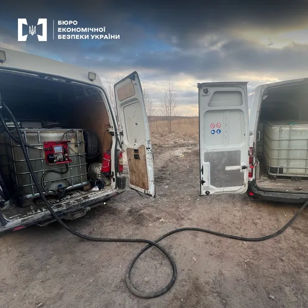 Нелегальна АЗС на Волині: вилучено 10 тонн дизпального, талони та сотні карток (відео)