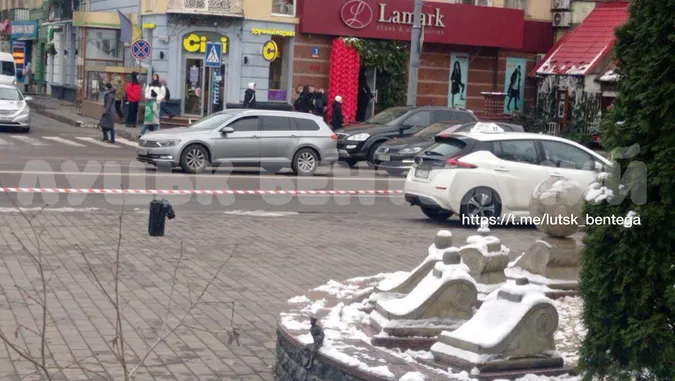 У центрі Луцька знайшли підозрілий пакет – працюють вибухотехніки (фото, відео)