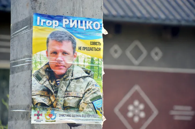 Округ № 23: у Камінь-Каширському районі стовпи «обклеєні» Пирожиком та Рицком