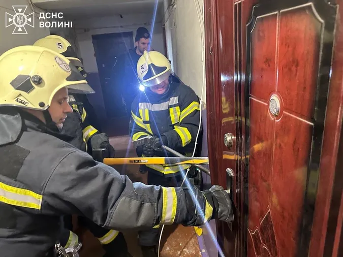 На Волині рятувальники визволили малюка із зачиненої квартири (фото)