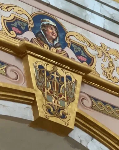 Фрески на стінах Луцького собору «прикрашають» бізнесмени (фото, відео)