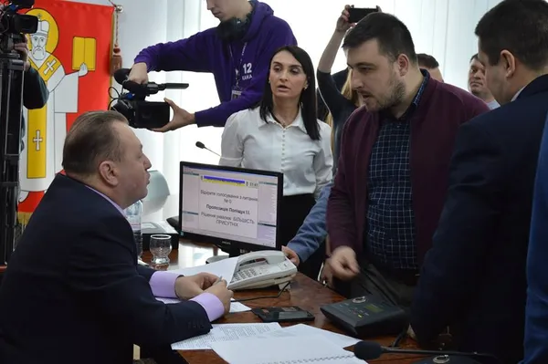Депутат «зарядив» секретарю Луцькради зошитом (фото, оновлено)
