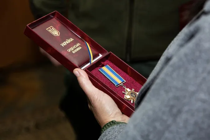 У Луцьку матері загиблого 20-річного азовця вручили нагороду «За мужність» (фото)