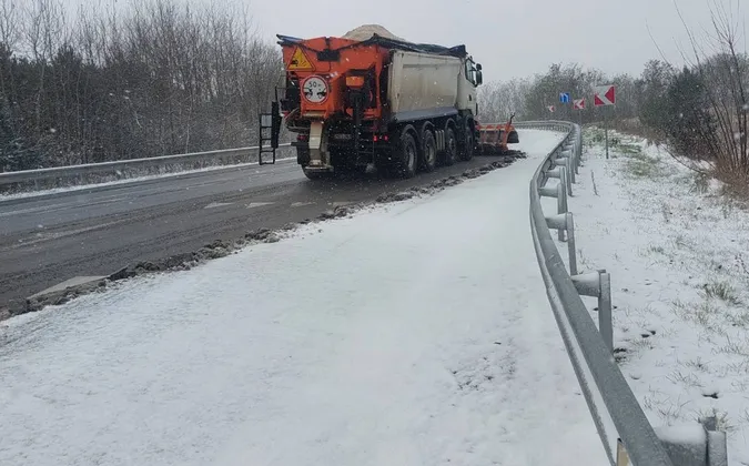 На дороги Волині випустили снігоприбиральну техніку (фото)