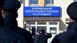 Тортиків не буде: у Луцьку склали присягу нові патрульні (фото)