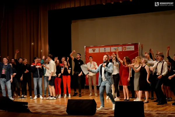 Хірунья, львівська гопота та стриптиз від мами: у Луцьку відбулася студентська «Ліга сміху» (фото)