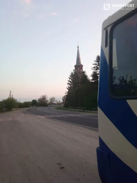 Пасажирів довозили попутки: біля Радехова зламався автобус «Ужгород – Луцьк» (фото)