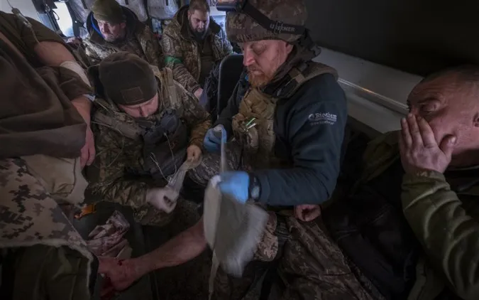 Бойовим медикам дозволили робити переливання крові на передовій