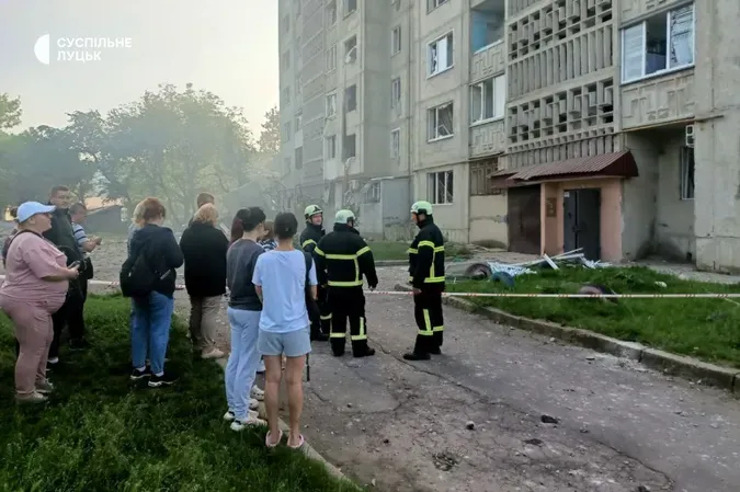 У Луцьку біля заводу «Мотор» триває демонтаж багатоповерхівки, яку атакувала росія (відео)