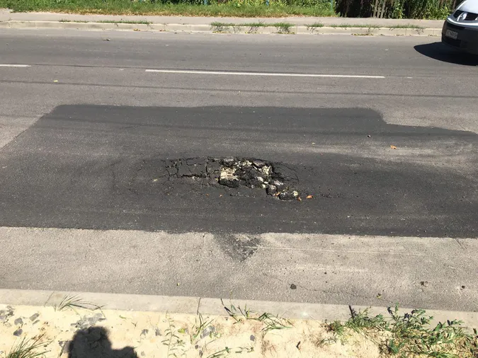 Дорожня «халтура»: Покровський обурений роботою підрядників у Луцьку (фото)