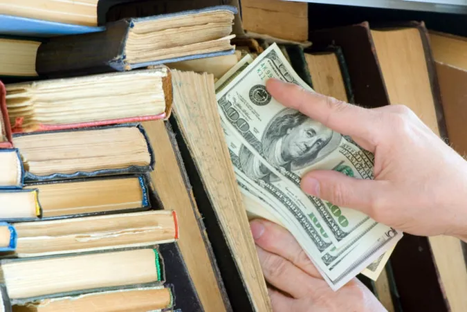 Волинянка взяла в знайомої почитати книгу і вкрала 8 тисяч гривень