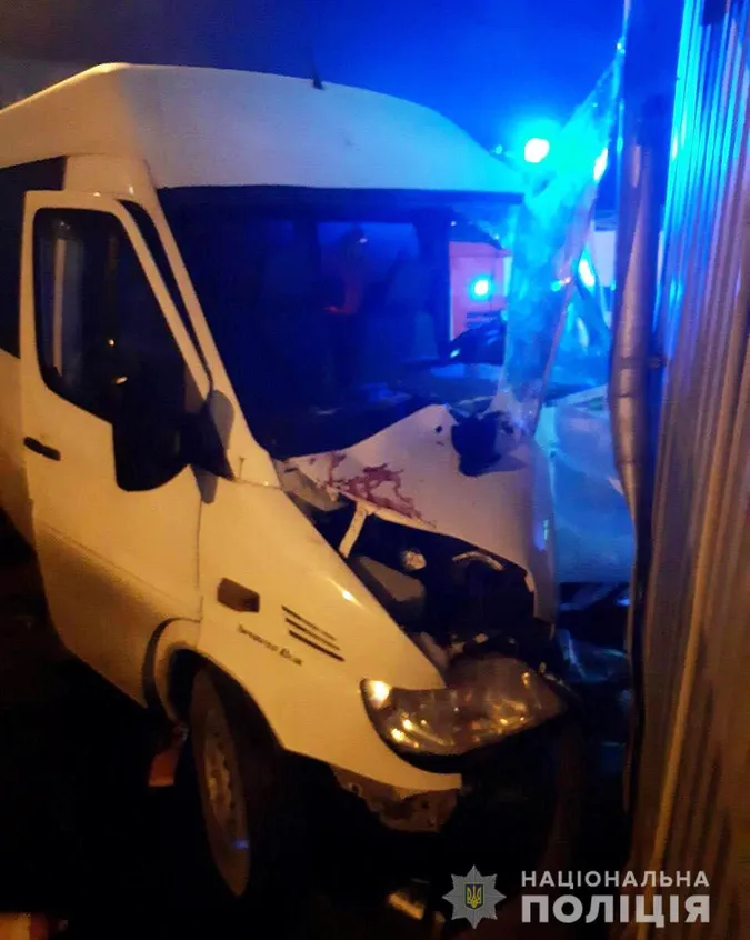 У Нововолинську п’яний водій буса протаранив приміщення підприємства