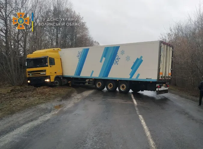 Аварія на Волині: габаритна фура повністю перегородила дорогу (фото, відео)