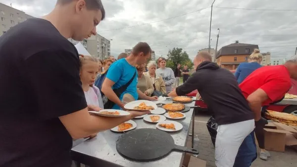 До Луцька приїхали піца-мобілі: смакотою пригощали переселенців (фото, відео)