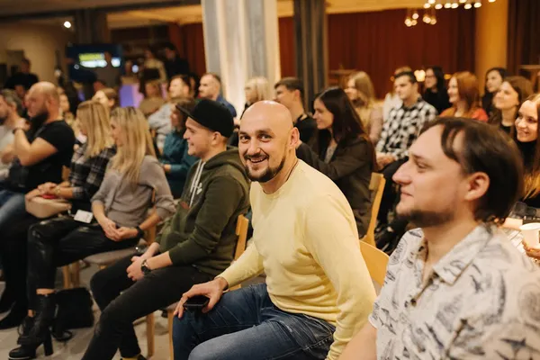 Cтерли з google, матюк в ефірі, попав на тисячі: перший  F%ckUp Nights у Луцьку (ФОТО)