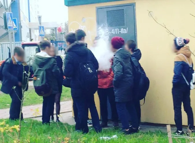 На перерві – на перекур: у Луцьку школярі «підсіли» на електронні сигарети (відео)