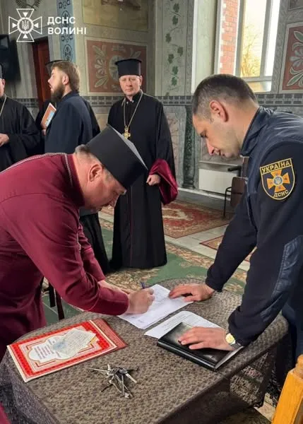 На Волині рятувальники вчили священників користуватися вогнегасниками (фото)