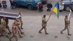 Труну на руках несли через рідне місто: на Волині ховають ще одного захисника (фото, відео)