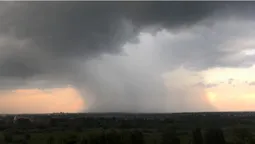 Гроза та рясний дощ у Луцьку на Трійцю: відео волинян із соцмереж (відео)