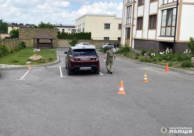 У Рівному в авто підприємця кинули гранату, але вона не вибухнула (фото)