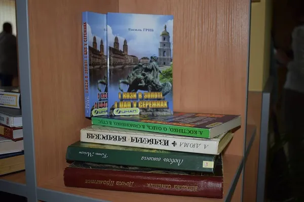 У луцькому ЦНАПі з'явилася поличка для обміну книгами (фото)