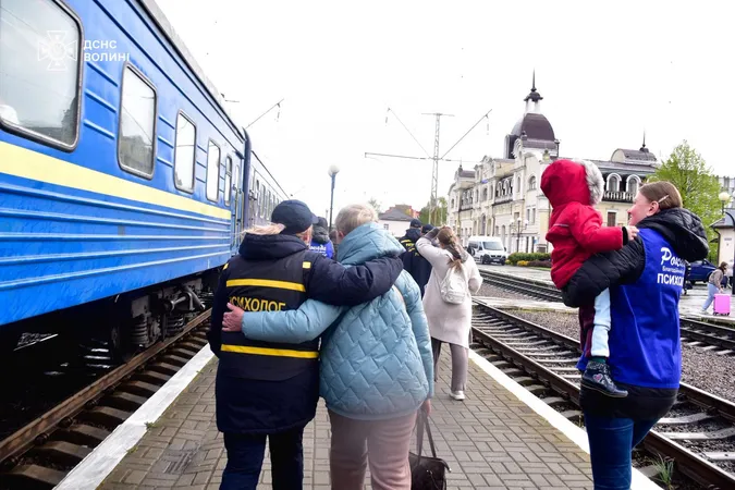 Тікаючи від війни: у Луцьку зустріли потяг з українцями із Харківщини (фото)