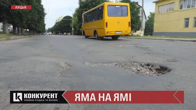 Влетів у яму на дорозі: де знайти винних, та як отримати компенсацію (відео)