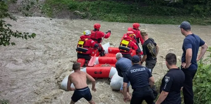 На Прикарпатті змило міст з жінкою і дітьми – 9-річна дівчинка потонула (фото)