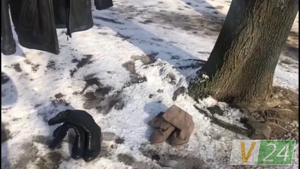 У луцькому парку безкоштовно роздають одяг