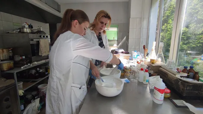 На Волині волонтери-хіміки готують лікувальні мазі для військових (фото, відео)