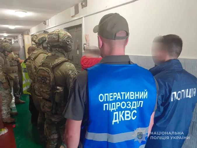 Матір засудженого зі спільниками взяли під варту на 60 днів за пересилання наркотиків у колонію (фото)