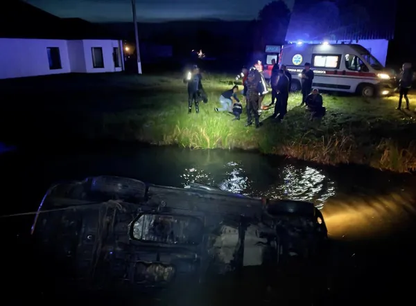 На Волині авто злетіло у водойму: на місці працювали рятувальники (фото)