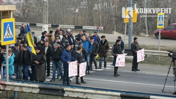 У Херсонській області аграрії перекрили Антонівський міст