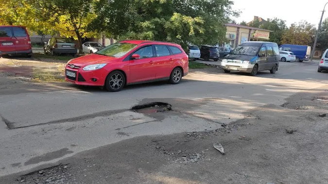 Обстеження доріг: у Луцьку вимірюють ями та нахили (фото)