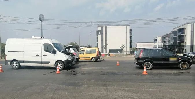 У Луцьку одесит на бусі «наздогнав» легковик (фото, відео)