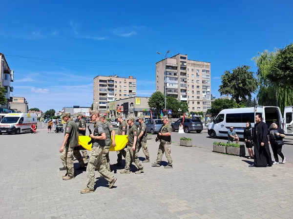 Сирота з Донбасу, який знайшов дім на Волині: у Ковелі попрощалися з воїном Олександром Шевченком (фото)