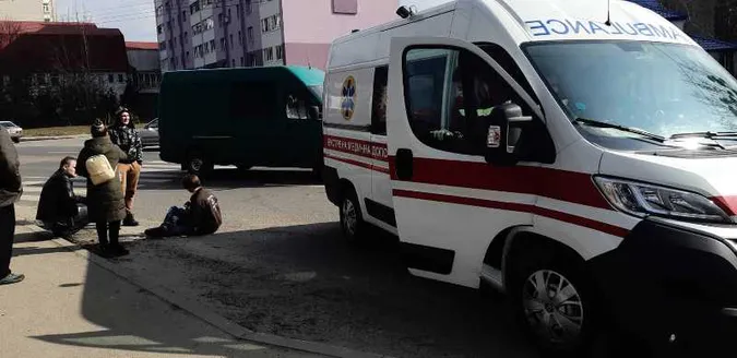 У Луцьку легковик збив двох дітей на переході (фото)